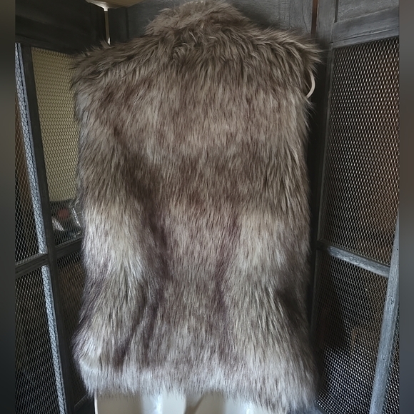 Ci Sono Luxurious Faux Fur Vest in Brown - Picture 4 of 6